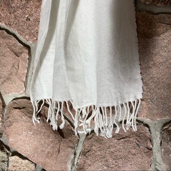 🧣Warm white scarf with fringes. - Picture 2 of 3
